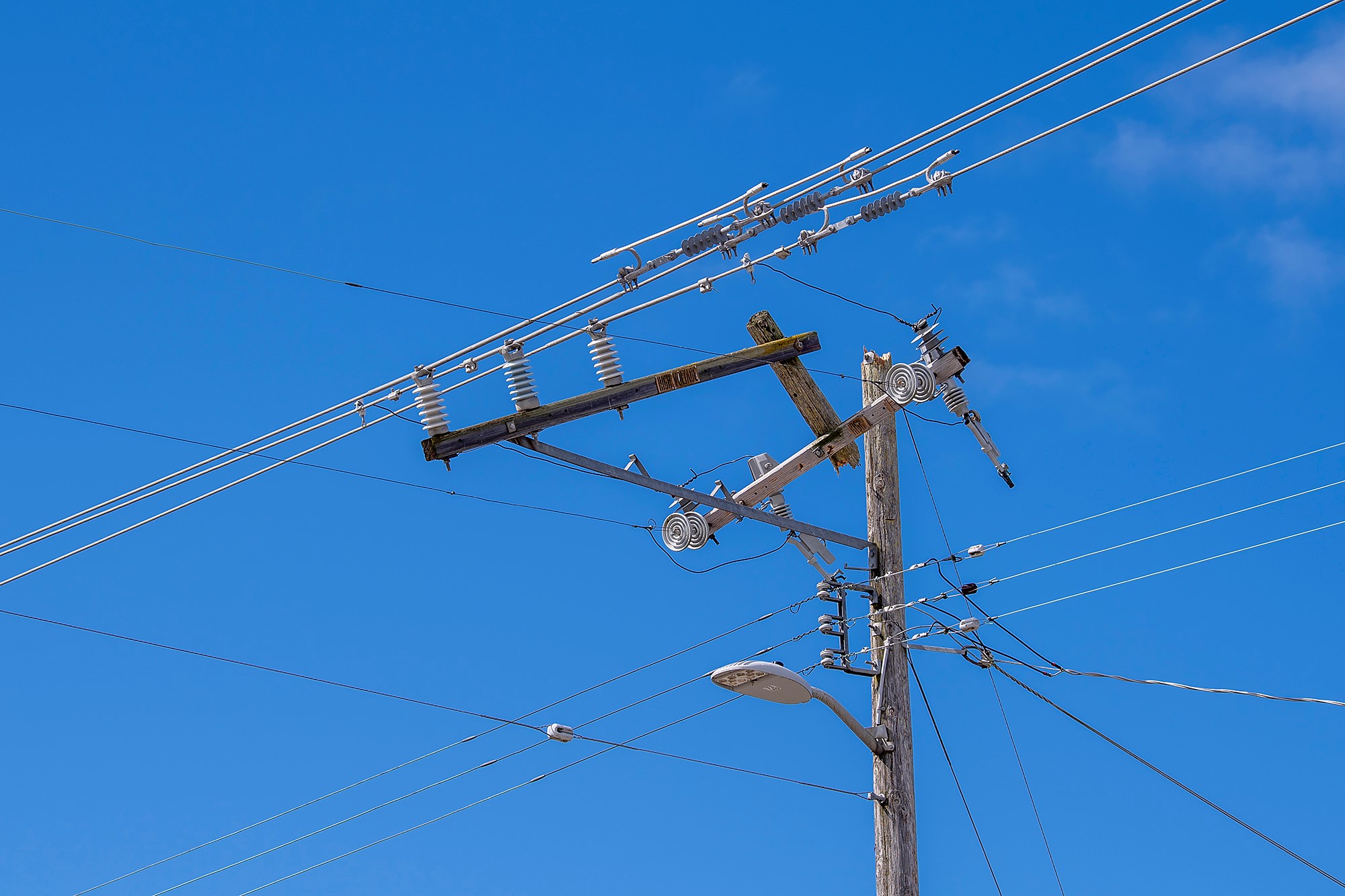 [update 5:50 P.m.] Pg&e Pole Breaks For No Discernible Reason 