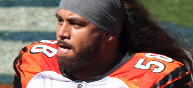 Cincinnati Bengals linebacker Rey Maualuga adjusts his hair during practice  at NFL football training camp on Wednesday, Aug. 10, 2011, in Georgetown,  Ky. (AP Photo/Al Behrman Stock Photo - Alamy